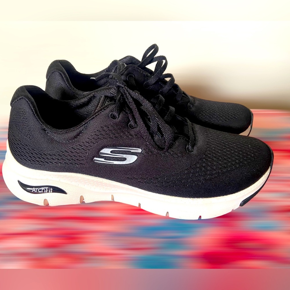 Women’s Skechers Air-Cooled Air Fit Shoe. Size 8.5. Like New. Color Black.